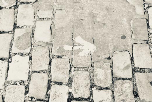 flecha en pared ladrillos